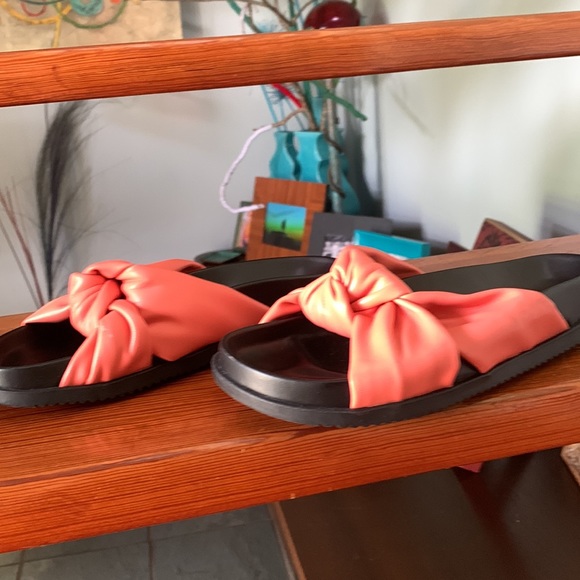 A new day flip flops, new without tags - Picture 3 of 9